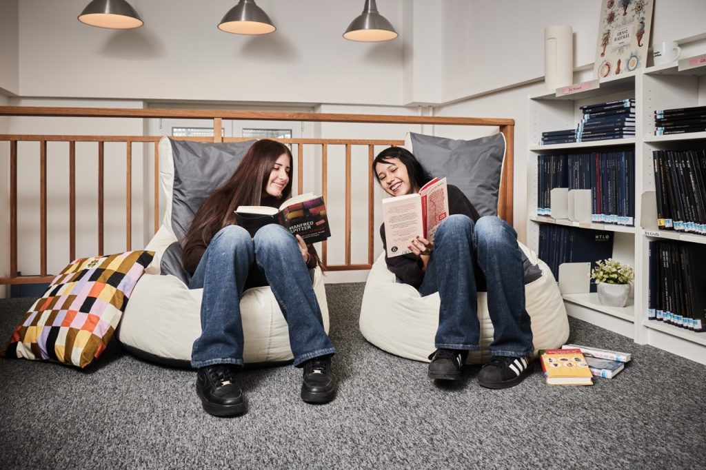 Bibliothek Sitzlounge an der HTL1