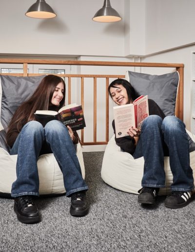 Bibliothek Sitzlounge an der HTL1
